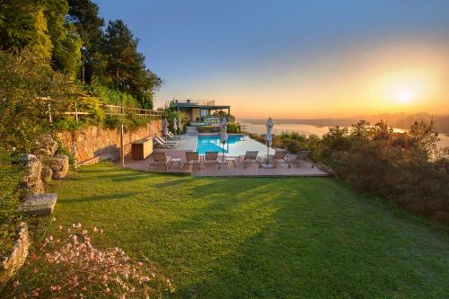 Villa Gemmma With Pool — 4-Star Luxury Hotel in Torri Del Benaco, Italy