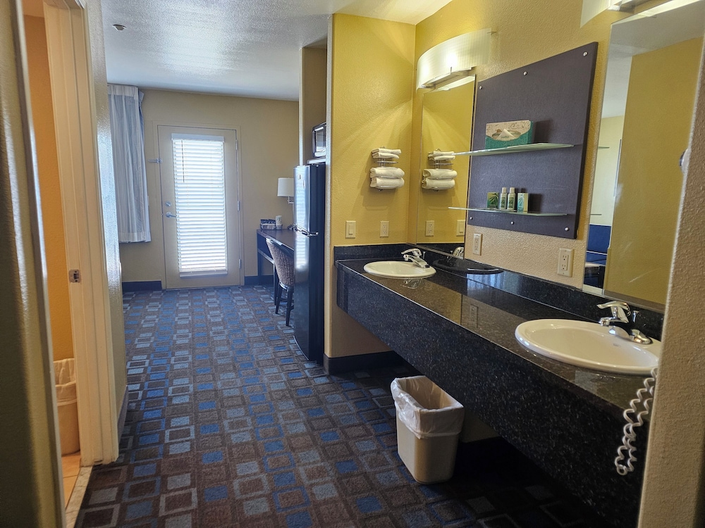 The Nautical Beachfront Resort - photo 21