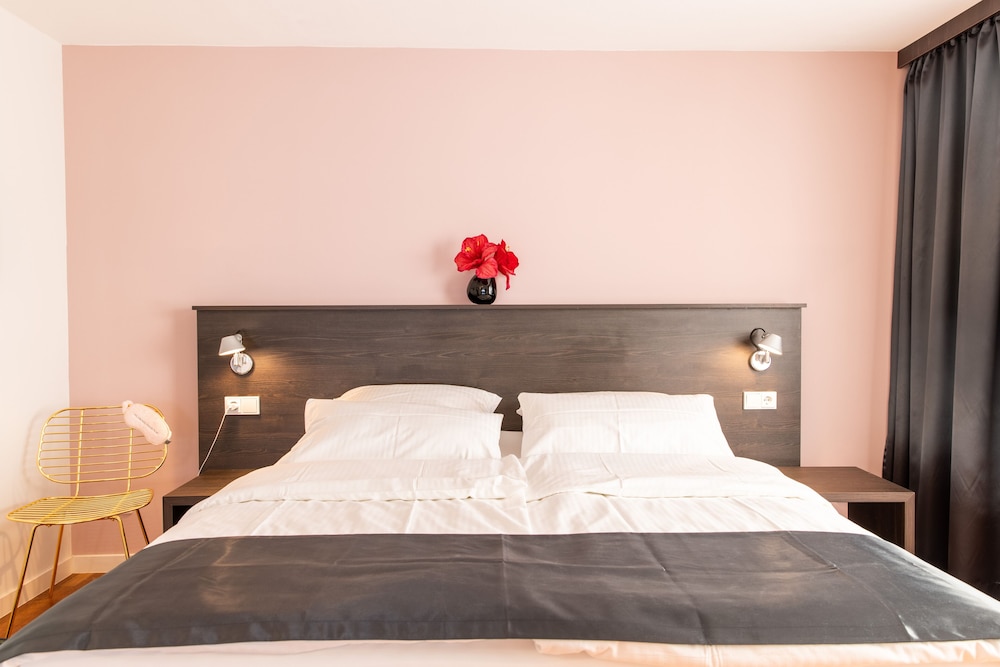 Luxstay — hotel in Karben