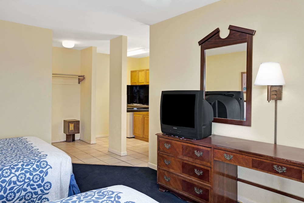 Days Inn by Wyndham Newport News - photo 2