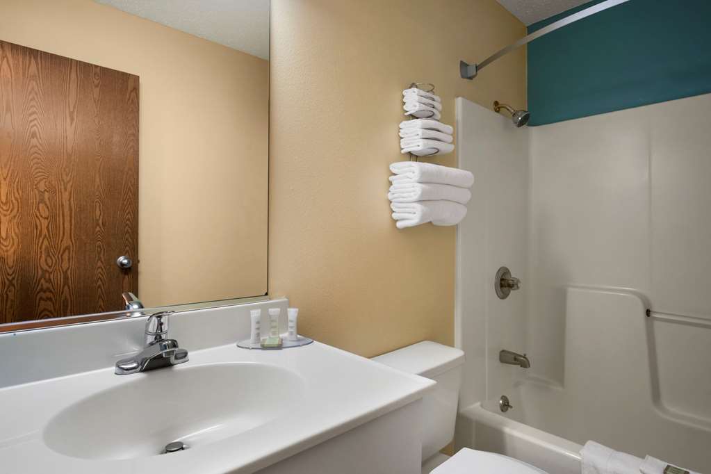Super 8 by Wyndham Peoria East - photo 10