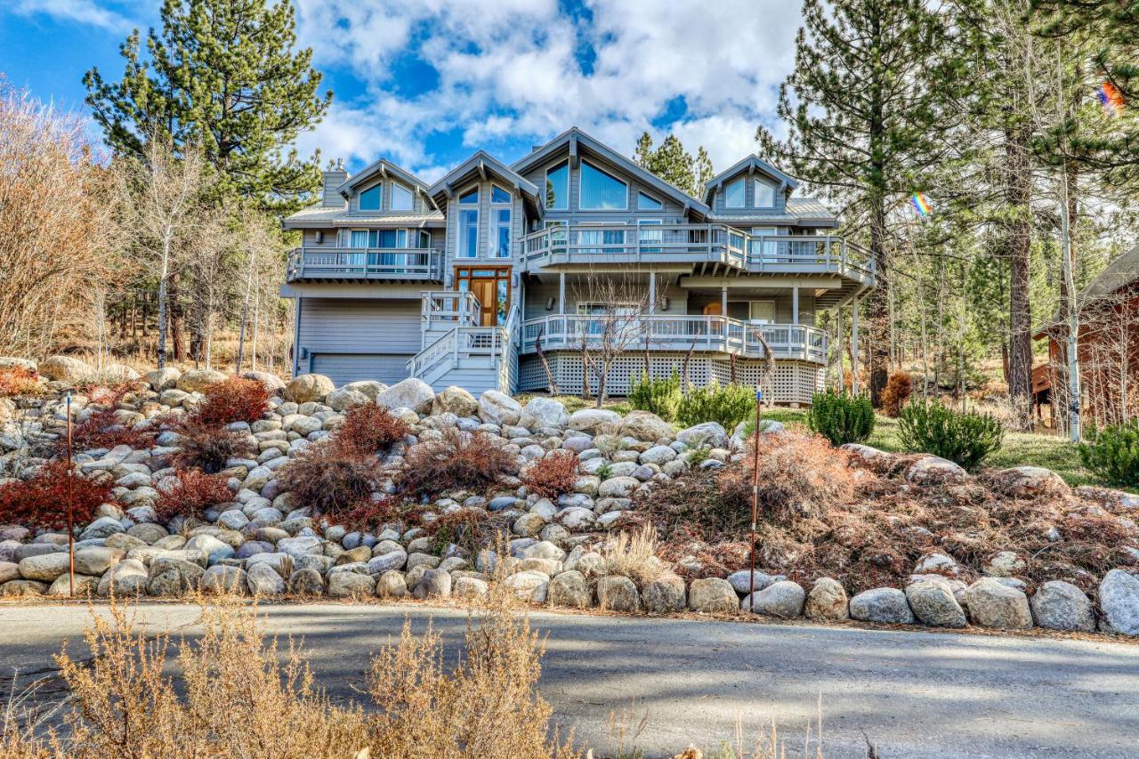 Sleek Hill Haven with Martis Valley Views — 4-Star Luxury Hotel in Truckee, United States