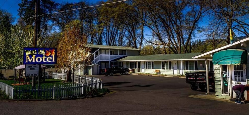 Maple Leaf Motel - carbon neutral hotel in Shady Cove