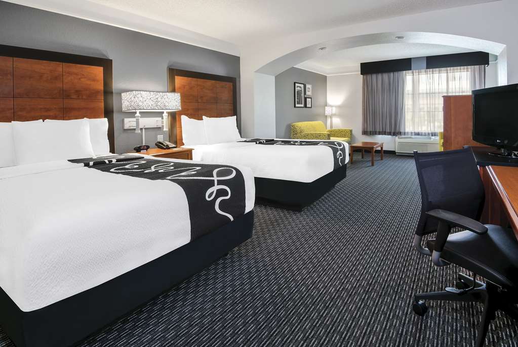 La Quinta Inn & Suites by Wyndham San Antonio Riverwalk - photo 31