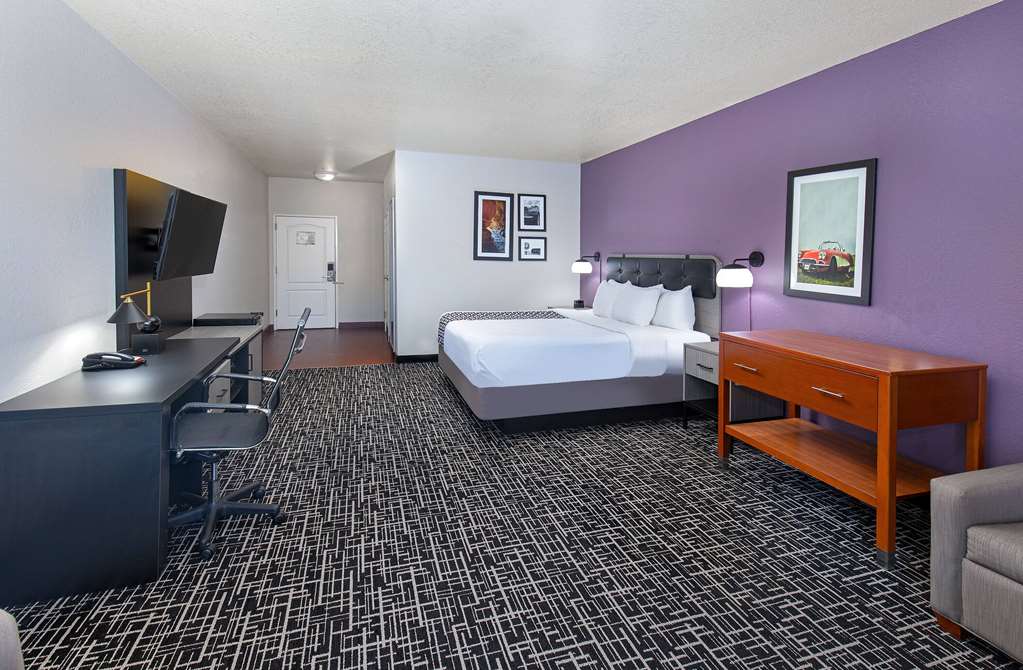 La Quinta Inn & Suites by Wyndham Bowling Green - photo 56