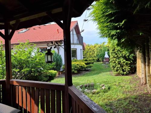 Biały Domek dla 6 osób oraz Domek Sternika dla 4 osób jezioro las wiejski klimat — hotel in Miedzychod