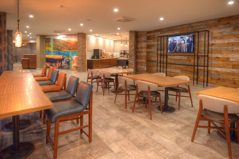 Clarion Pointe Downtown Gatlinburg - photo 7
