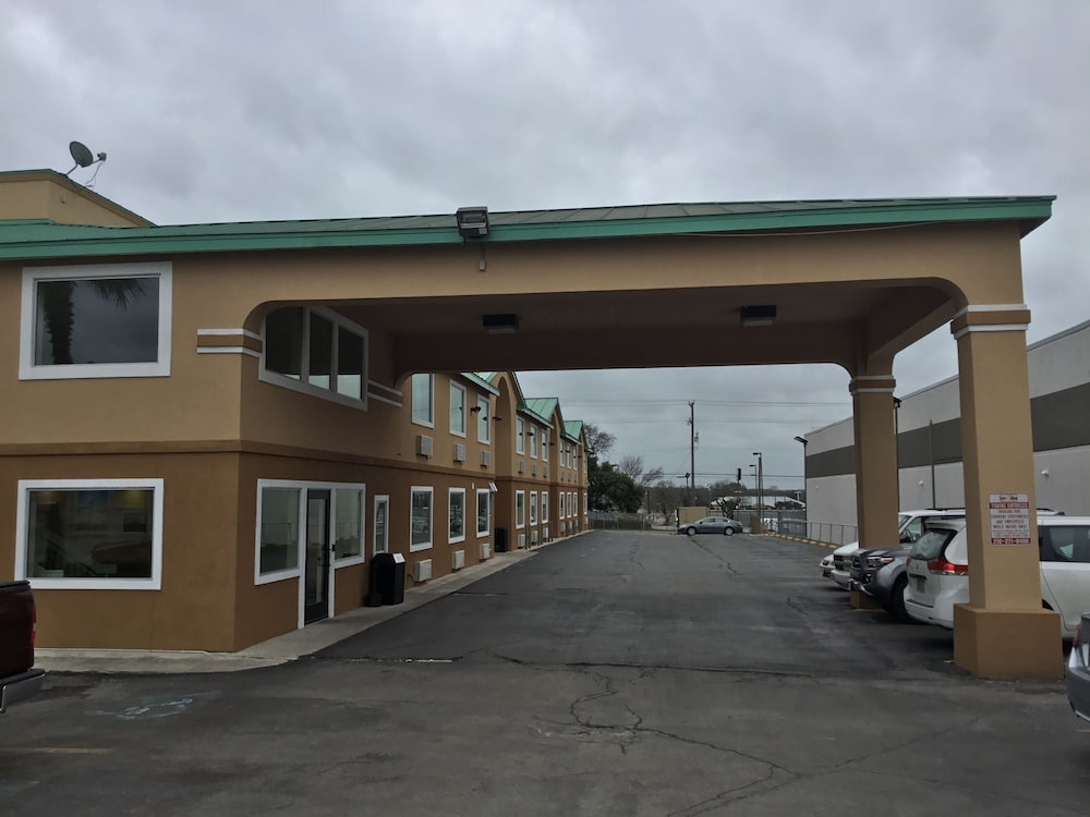 Days Inn by Wyndham San Antonio Airport - photo 39