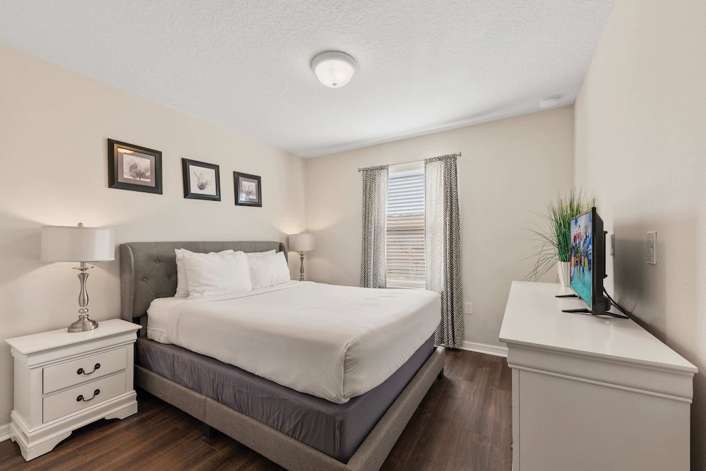 Beautiful Townhome With Splash Pool and Game Room - photo 29