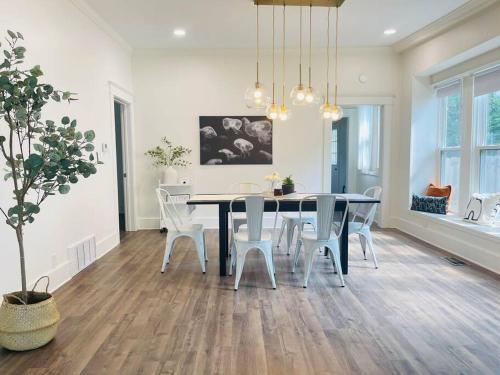 Chic Crosstown Bungalow with large fenced backyard — 4-Star Luxury Hotel in Memphis, United States