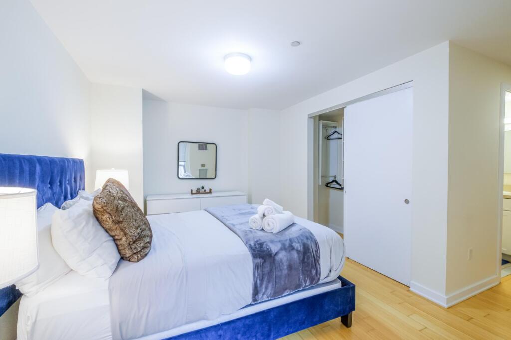 Luxury 2br 100 Walkscore Theatre District Evonify - photo 11
