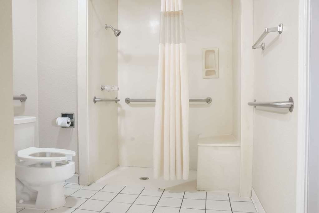 Days Inn by Wyndham Bastrop - photo 12