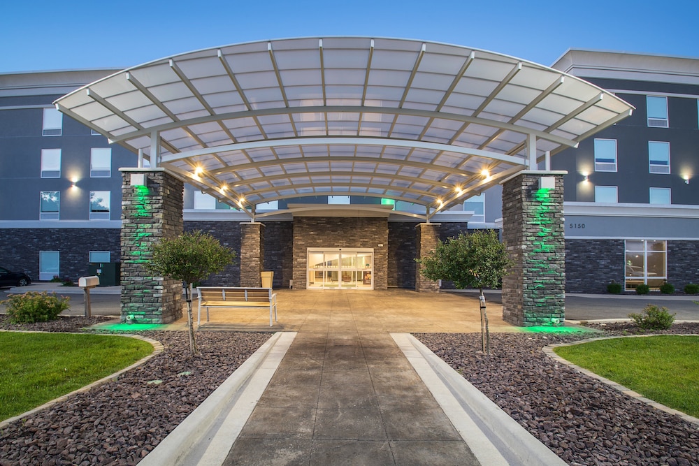 Holiday Inn & Suites Decatur Forsyth by IHG - photo 64