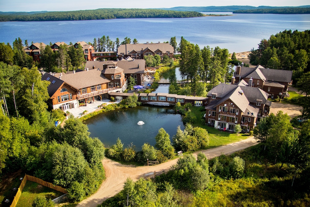 Condos de l'Auberge du Lac Taureau — 4-Star Luxury Hotel in Saint-Michel-Des-Saints, Canada