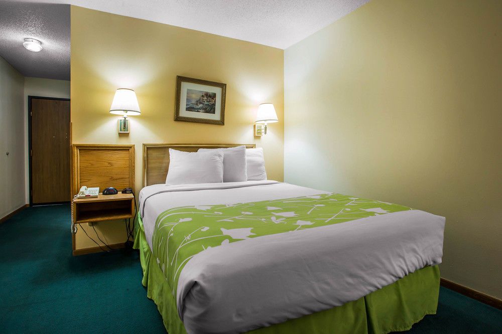 Econo Lodge Inn and Suites Dubuque - photo 18