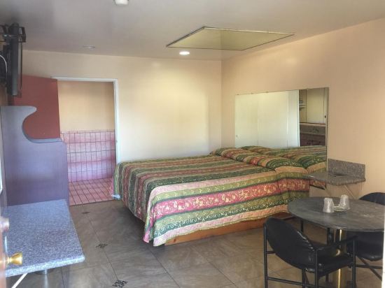Foxy's Motor Inn on Florence & Hoover St - photo 18