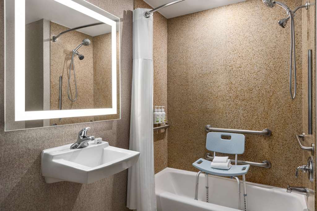 La Quinta Inn & Suites by Wyndham Mt. Laurel Philadelphia - photo 28