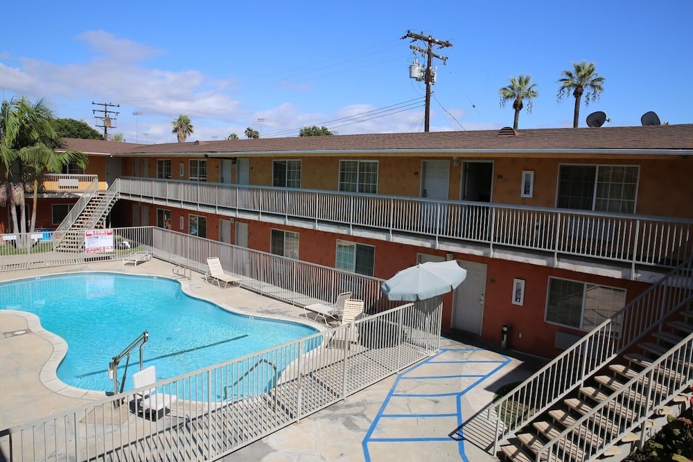 Chateau Inn and Suites - photo 31