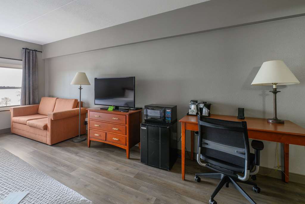 La Quinta Inn & Suites by Wyndham New Haven - photo 30