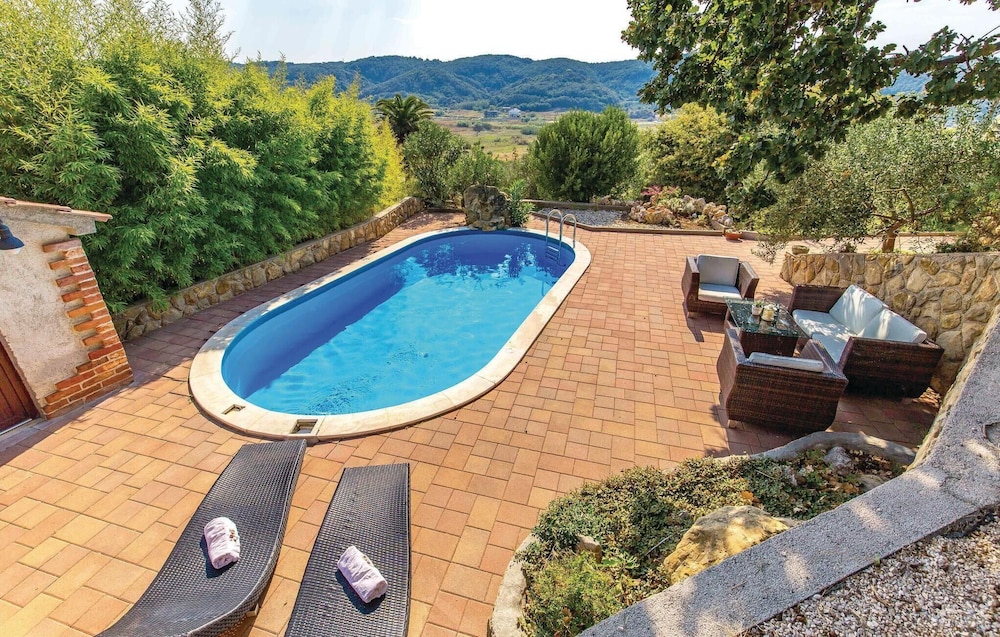Stunning Apartment In Supetarska Draga — 4-Star Luxury Hotel in Supetarska Draga, Croatia