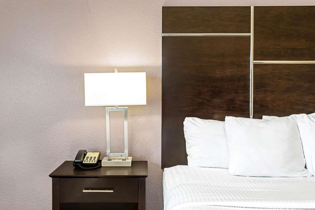 La Quinta Inn & Suites by Wyndham Denver Gateway Park - photo 31