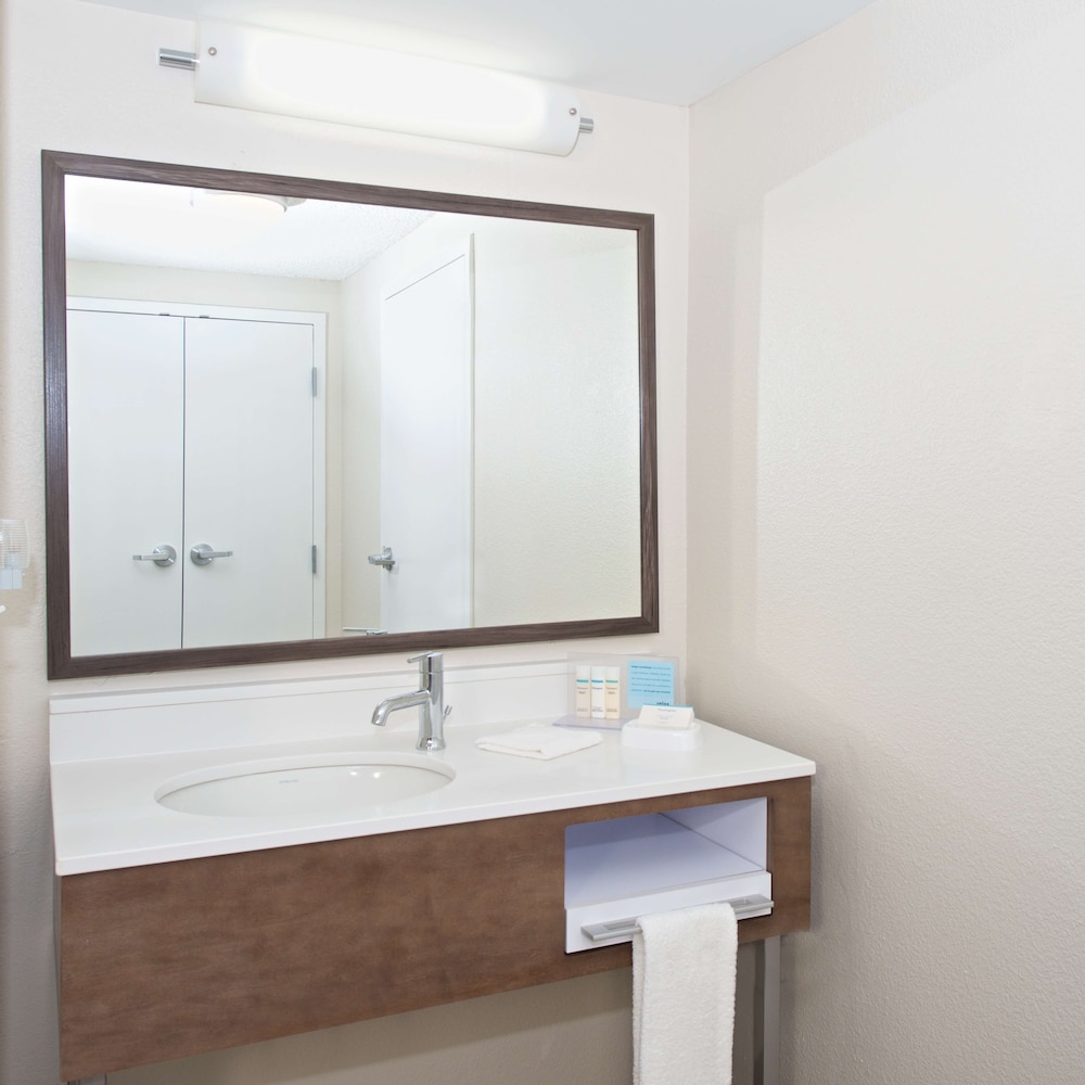 Hampton Inn & Suites N. Ft. Worth Alliance Airport - photo 33