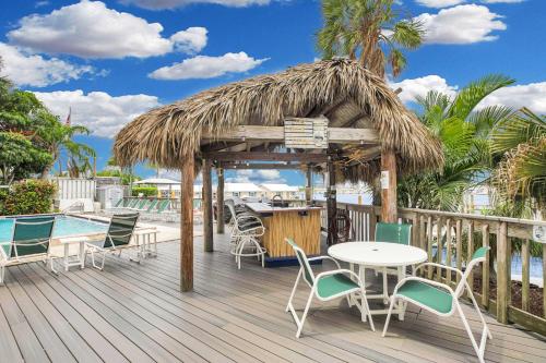 St John Downtown Waterfront Penthouse Pool Parking Dock — 4-Star Luxury Hotel in Key West, United States