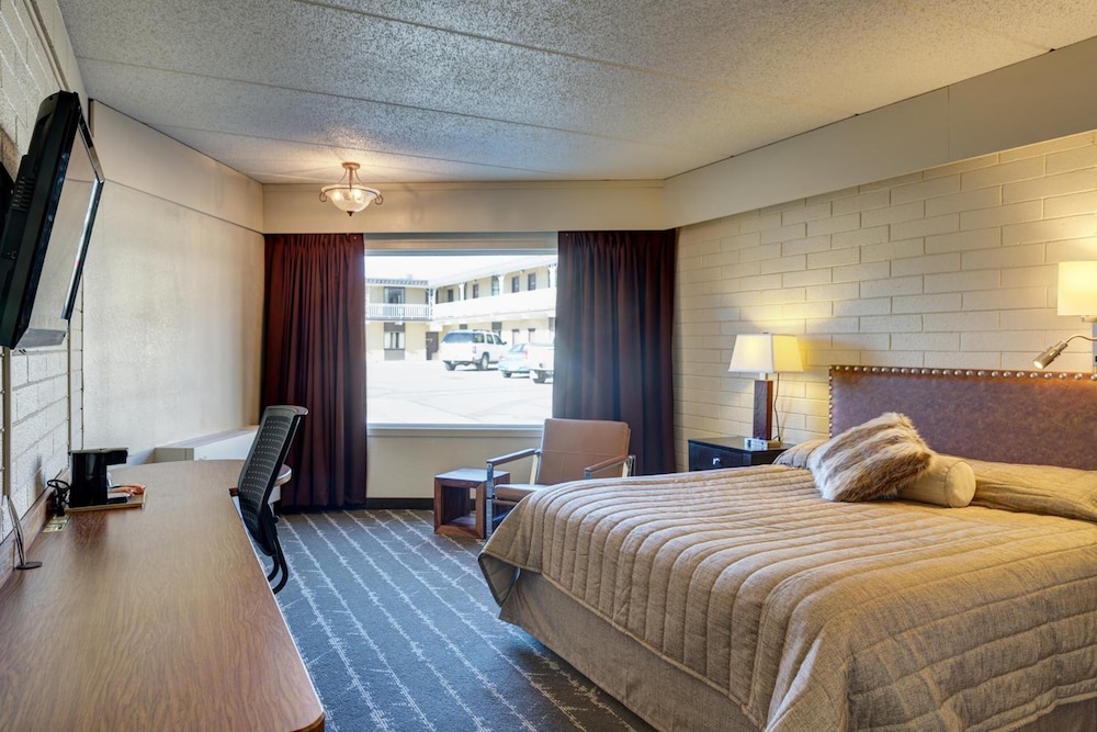 El Rancho Hotel - photo 8