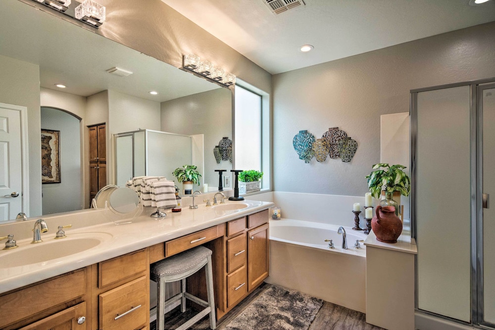 Near Westgate Entertainment District Home with Pool — 4-Star Luxury Hotel in Glendale, United States