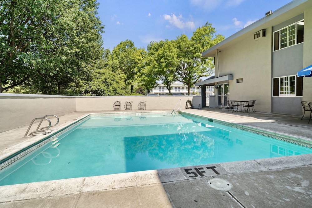 Travelers Inn Medford - photo 13
