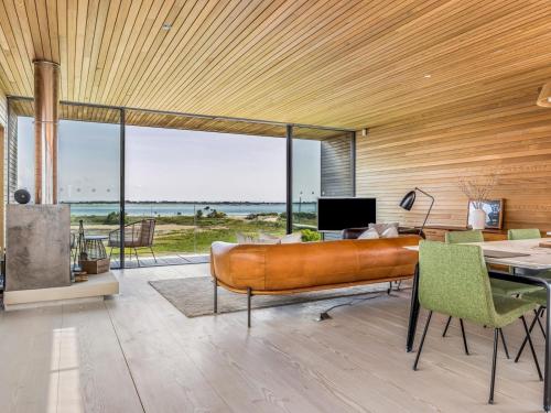 Breathtaking Home with Parking Pass the Keys — 4-Star Luxury Hotel in South Hayling, United Kingdom