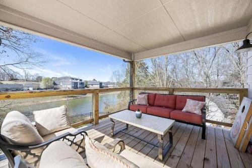 The Fox Den 4BR 3BA Near HWY 12 Bridge Lakefront in Rogers, United States