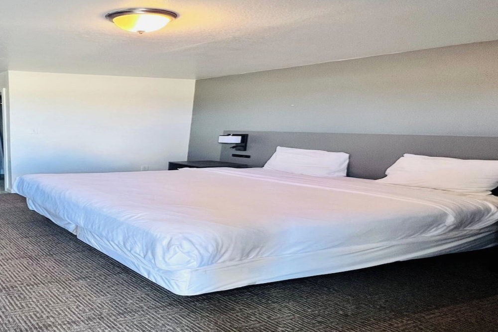 OYO Garden Inn and Suites Pearsall I 35 East - photo 16