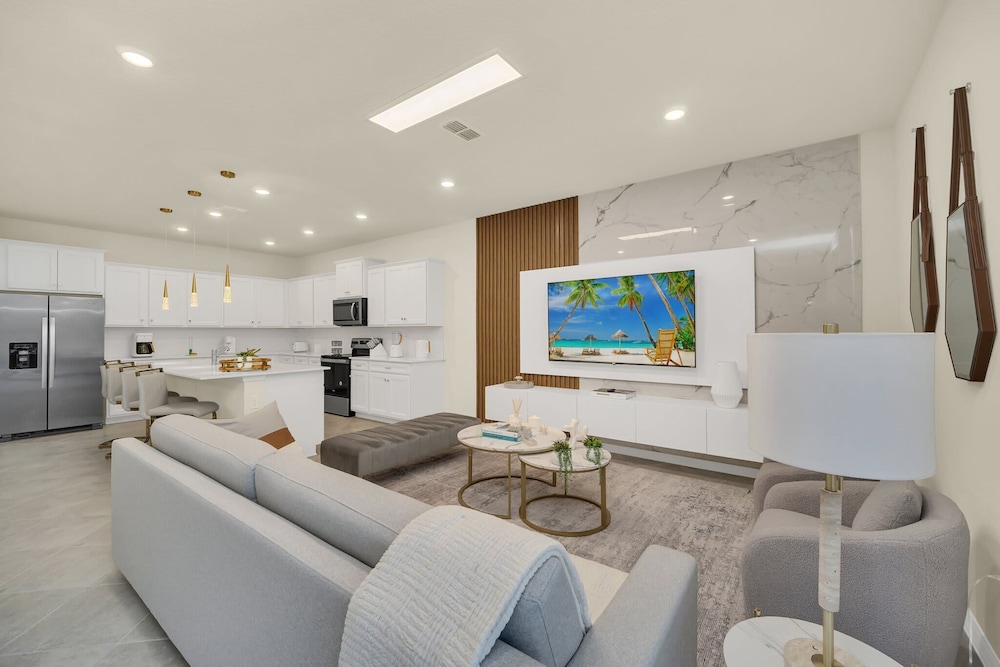 Chic 10br Retreat With Themed Rooms & Pool in Clermont, United States