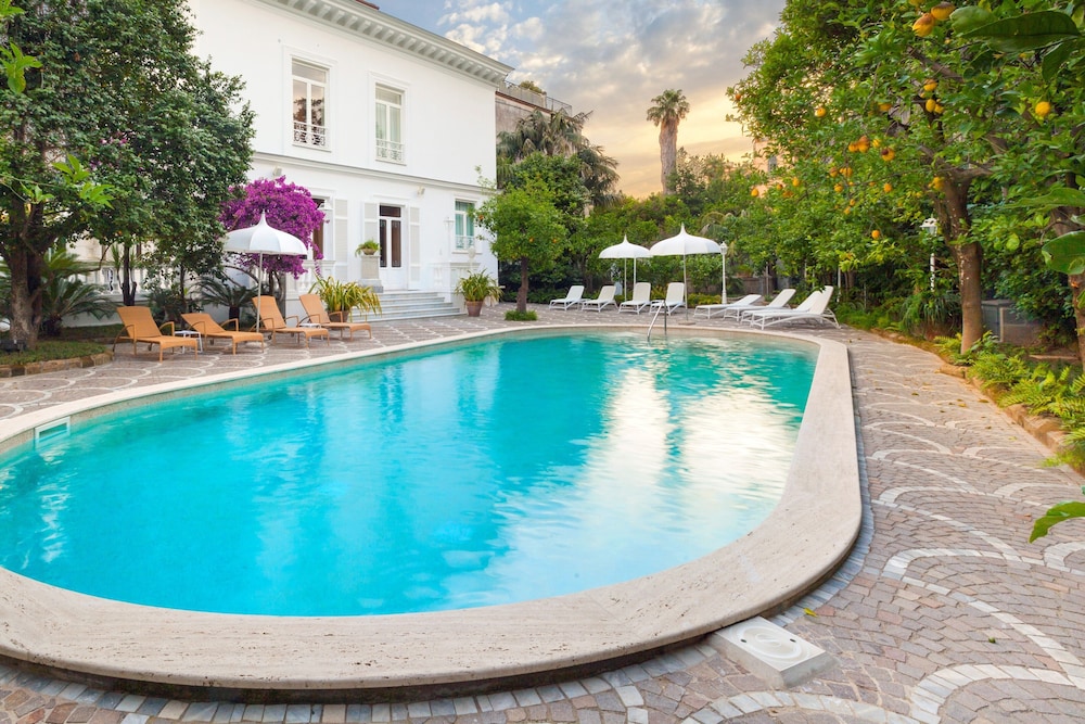 Relais Villa Savarese — 4-Star Luxury Hotel in Sant'agnello, Italy