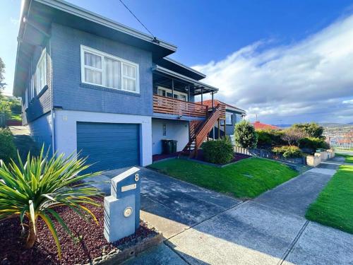 Fonton Blue Holiday Home close to City and Airport — 4-Star Luxury Hotel in Moonah, Australia