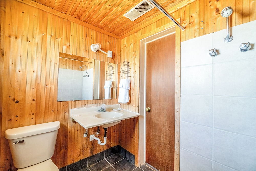 Green Acre Motel by OYO Near Rush County Airport - photo 23