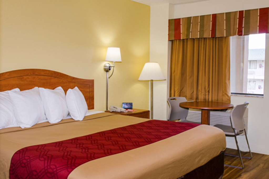 Econo Lodge Albuquerque East - photo 13