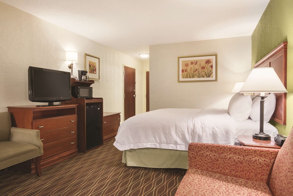 Hampton Inn & Suites Greenfield - photo 14
