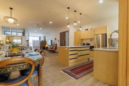 Inn Tutanekai Central City Chic 3 Bedroom 2 Bathroom Apartment — 4-Star Luxury Hotel in Rotorua, New Zealand