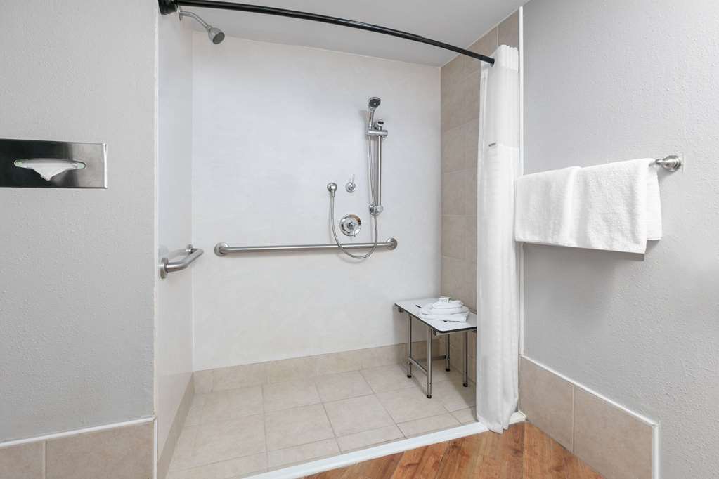 Baymont by Wyndham Austin University Area - photo 9