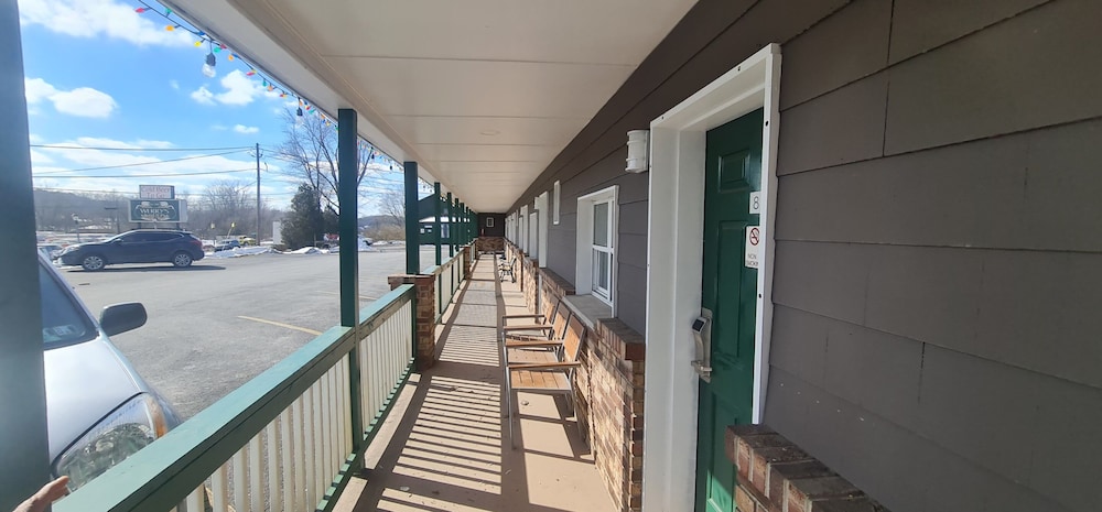 Werry s Cottages Motel & Pub by OYO East Stroudsburg Poconos - photo 17