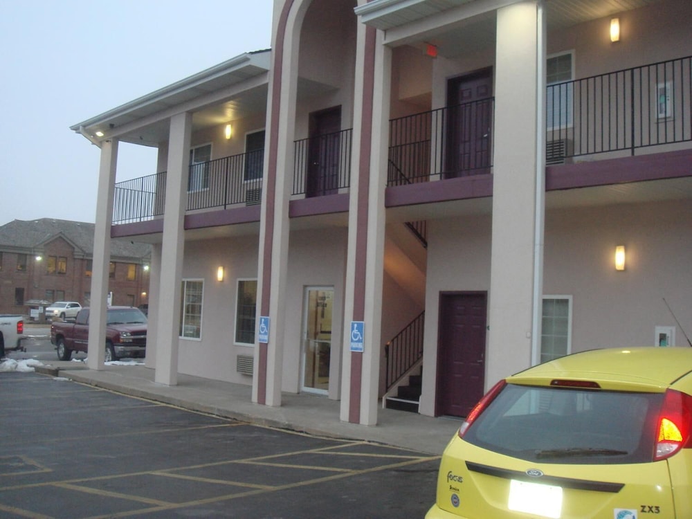 Townhouse Inn & Suites - photo 25