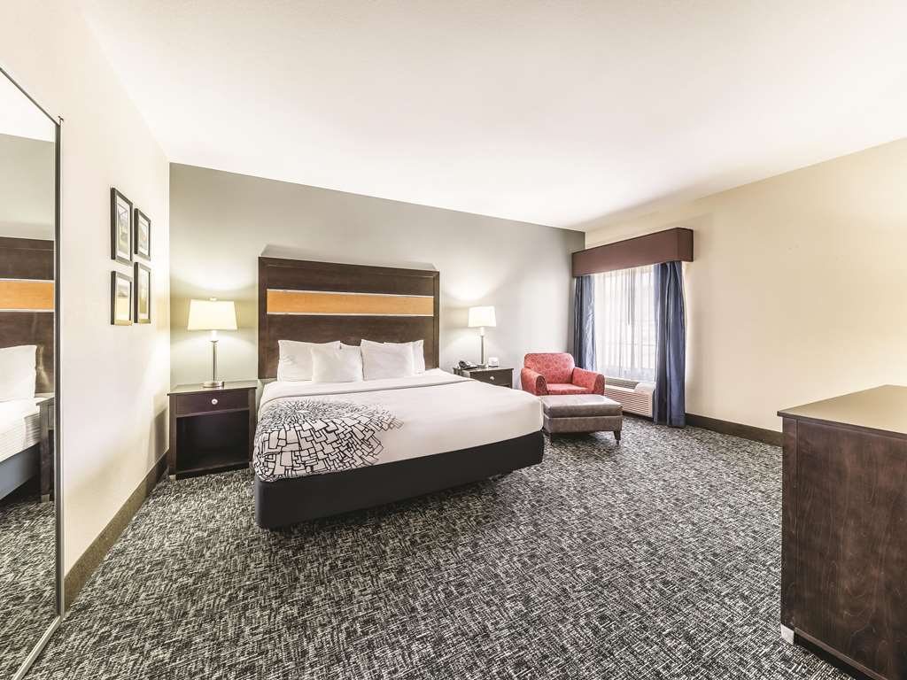 La Quinta Inn & Suites by Wyndham Tulsa Catoosa Route 66 - photo 36