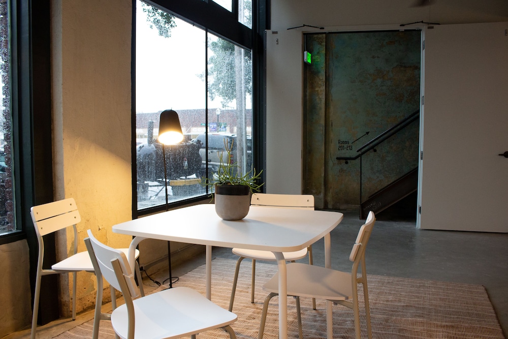 Travelers Hotel - photo 2