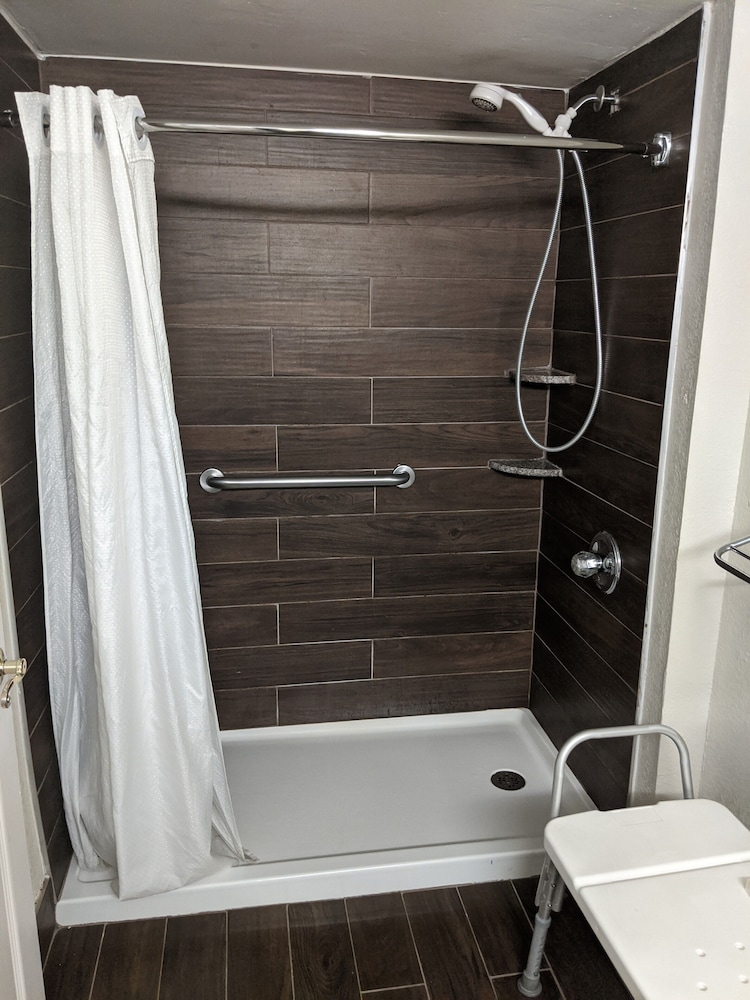 Key West Inn Roanoke - photo 11