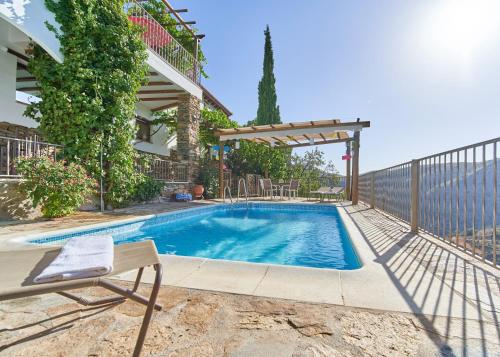 Cozy Chalet in Laroya Pool — 4-Star Luxury Hotel in Laroya, Spain