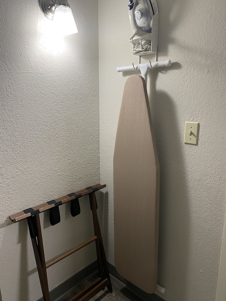 Executive Inn & Suites - photo 22