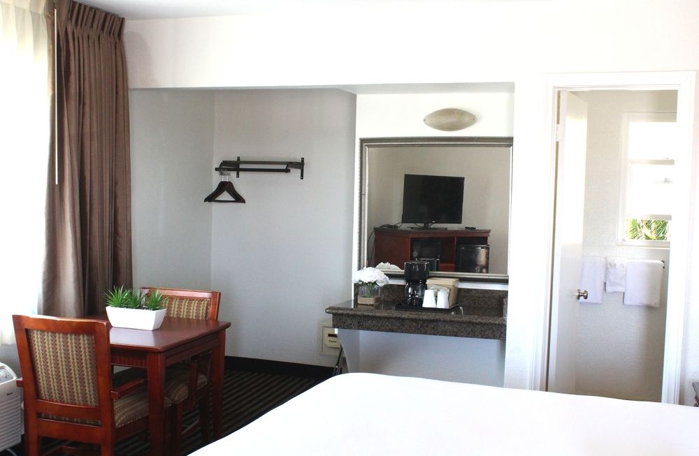 Marina Inn and Suites - photo 9