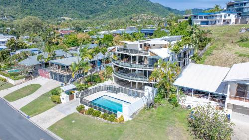 Whitsunday Escape Beachfront with Private Pool — 4-Star Luxury Hotel in Cannonvale, Australia